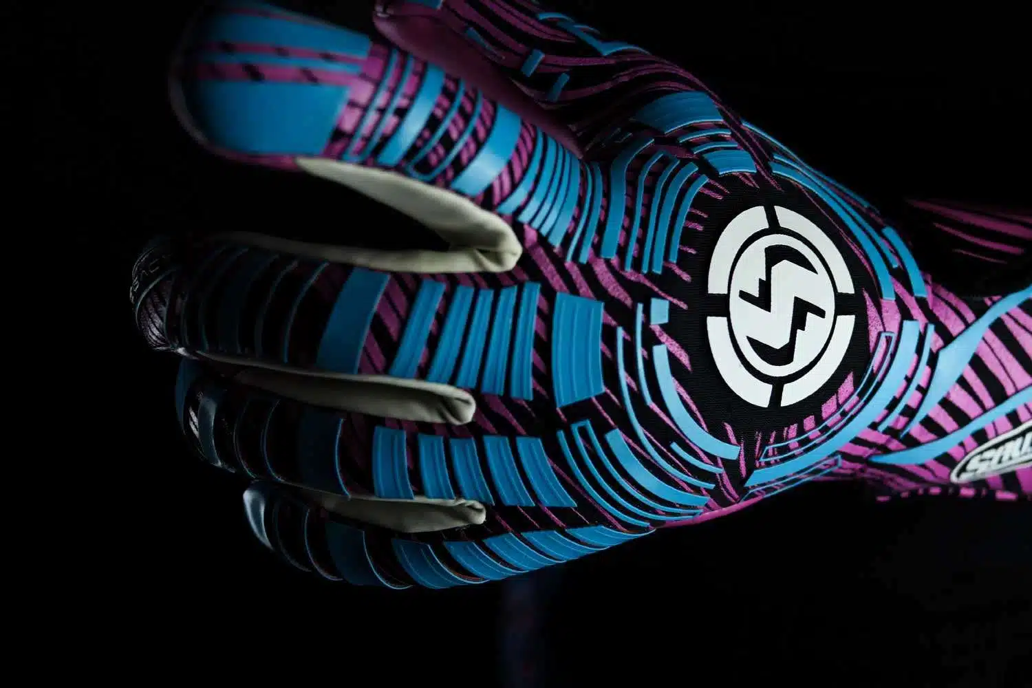Do you need to wear goalkeeper gloves SAVIOUR GK LEGACY EVOLUTION GOALKEEPER GLOVES